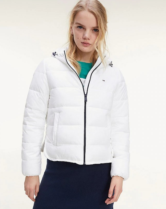 Objavovanie pohodlia a &scaron;t&yacute;lu každ&yacute; deň s oblečen&iacute;m Tommy Hilfiger ktor&eacute; dopĺňa modern&yacute; životn&yacute; &scaron;t&yacute;l